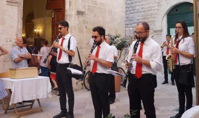 Dal fal del 19 marzo alla banda dell'8 settembre: tutti i riti legati ai santi "baresi"